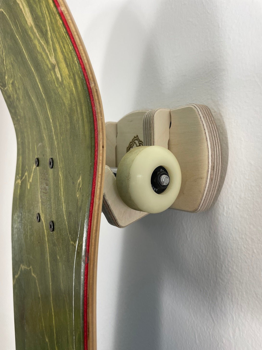THE ELEVATOR skateboard & longboard wall rack - STAND OUT FLEXSARAH