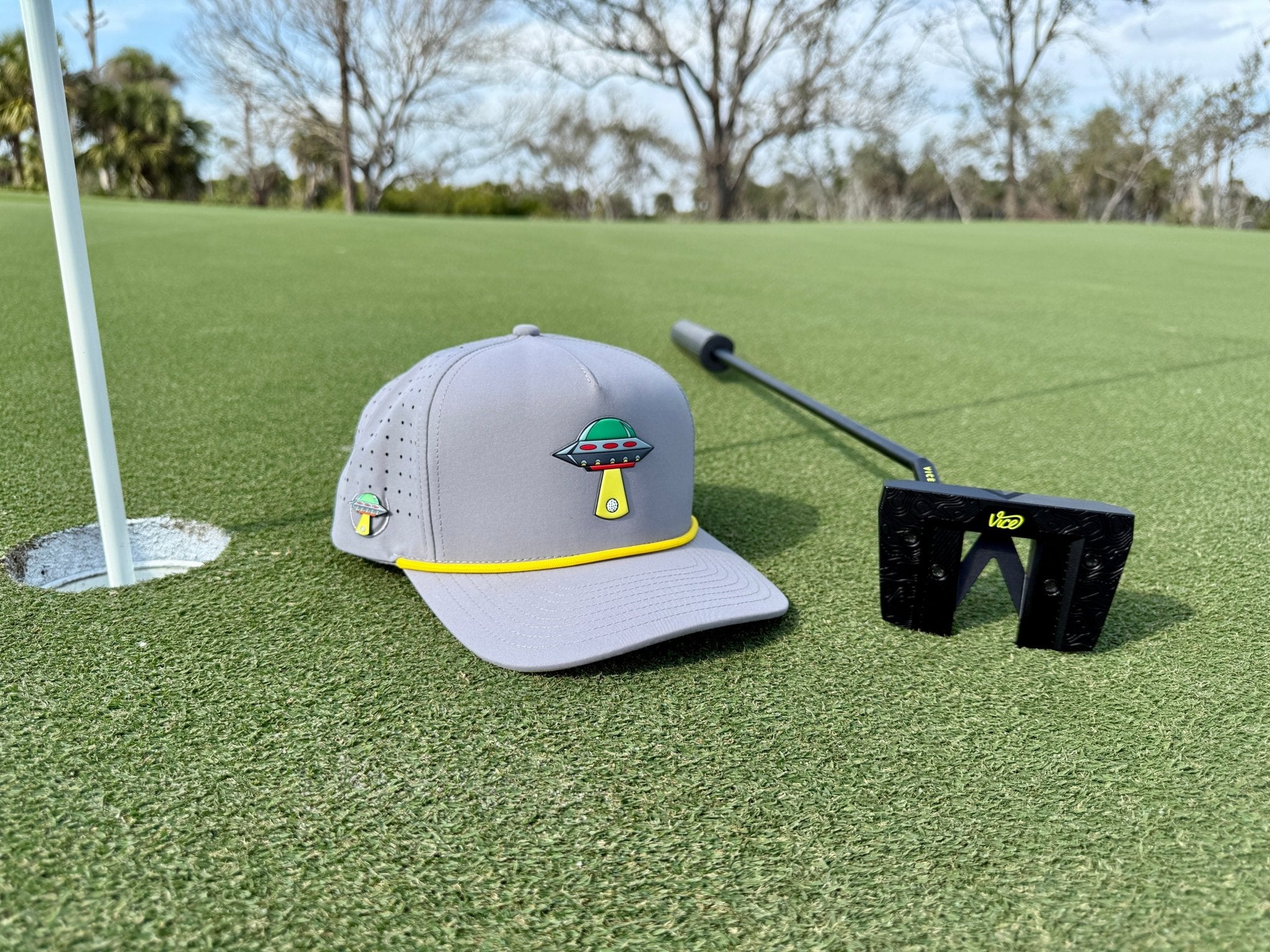 UFO Golf Hat | Snapback Cap | Built-in Magnetic Ball Marker Holder + Marker Included | Adjustable | Alien Gray - STAND OUT FLEXSARAH